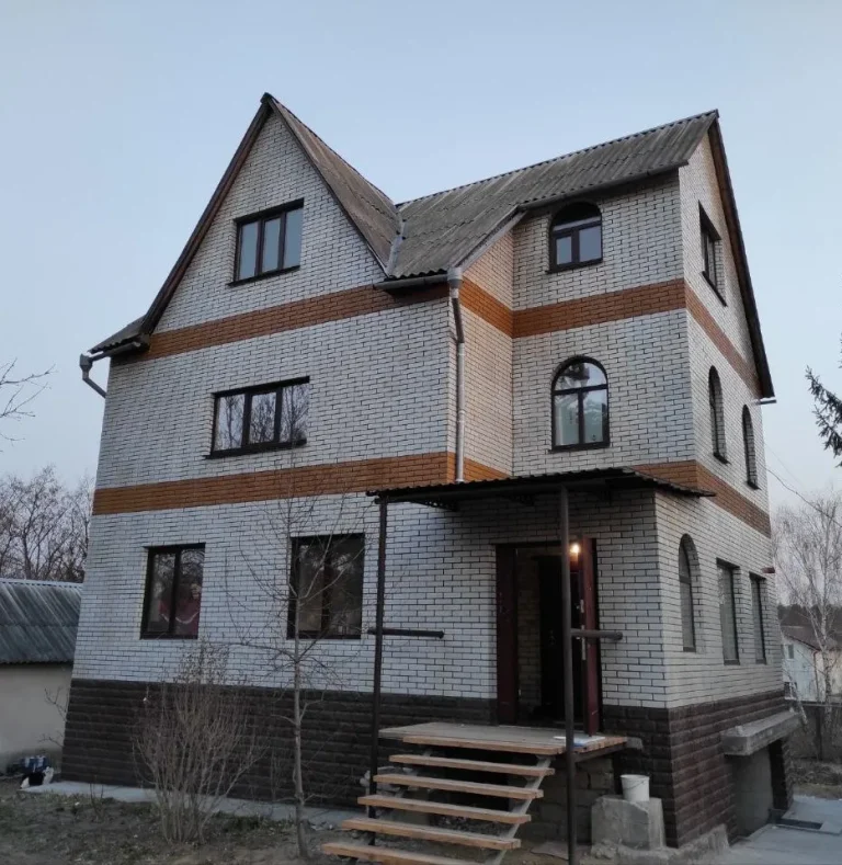 Глеваха,фасад Фагот 000 еліт, полоси Колотий камінь 903, фундамент Дикий камінь 678 колір